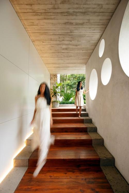 Дом с галереей в тропическом лесу Гватемалы. 07