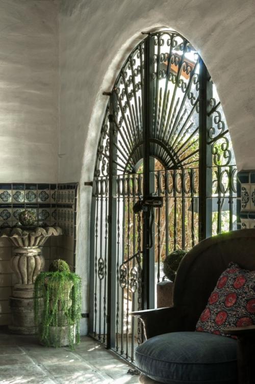 Именно в этом городке приобрели старый дом начала XX века дизайнер Стефани паризи (Stephanie Parisi) и ее жених. 01