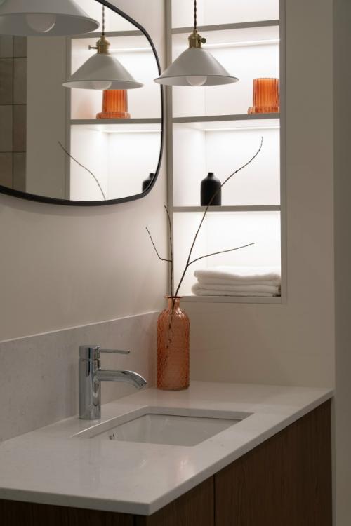 Красивый монохромный интерьер ванной комнаты в квартире в Сталинке, построенной в 50-х годах. 03