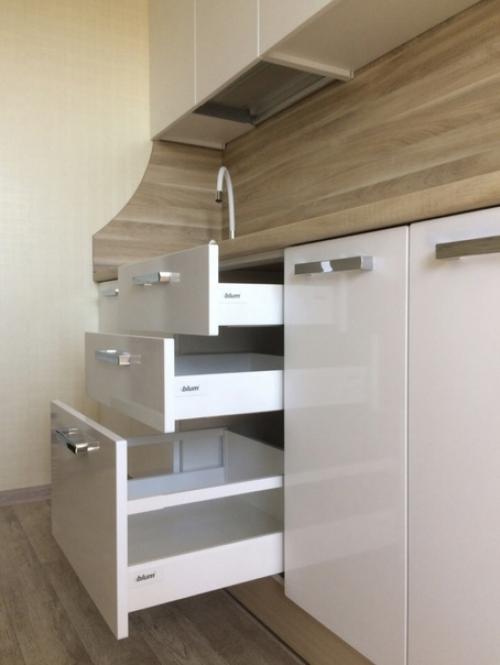 Мы предлагаем вашему вниманию следующую идею дизайна кухонной мебели и незамысловатого интерьера. 04