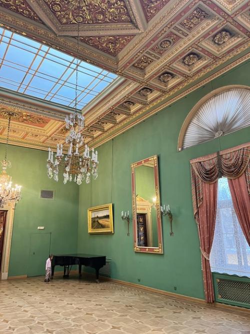 Гуляя по Санкт-петербургу Таисия была поражена отсутствием сигналов тревоги. 07