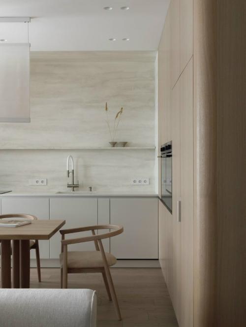 Интерьер для семьи с двумя детьми построен на мягких формах и тактильных материалах. 03