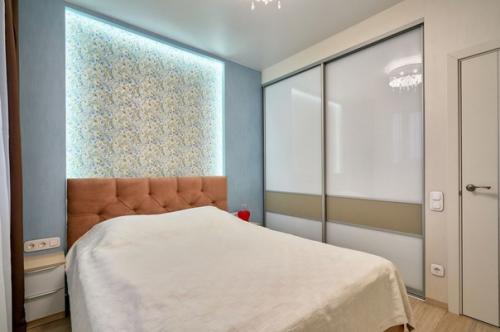 Современный светлый интерьер с яркими синими цветовыми акцентами. 07