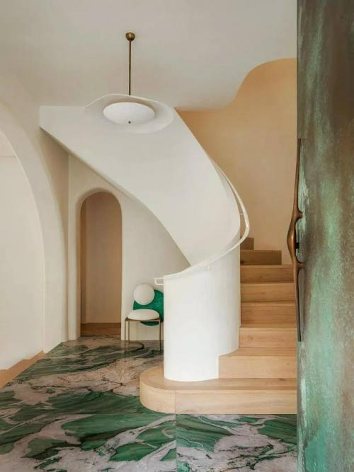 Иногда дизайнеру выпадает редкий шанс - вернуться к проекту спустя годы и посмотреть на него новыми глазами. 03