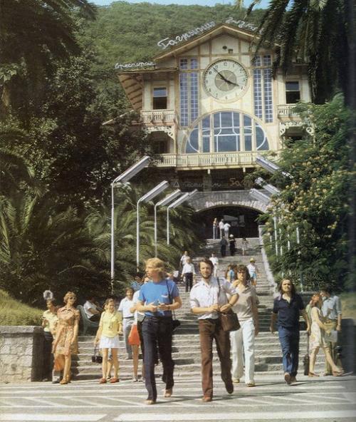 9 января 1903 года в деревянном здании с часами состоялось торжественное открытие гагрской климатической станции. 01