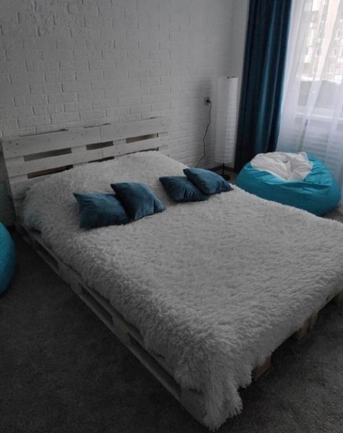 Кровати из поддонов не только на дачах! 03