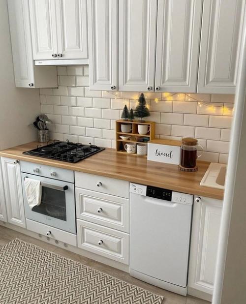 Уютный интерьер небольшой кухни в светлых тонах. 02