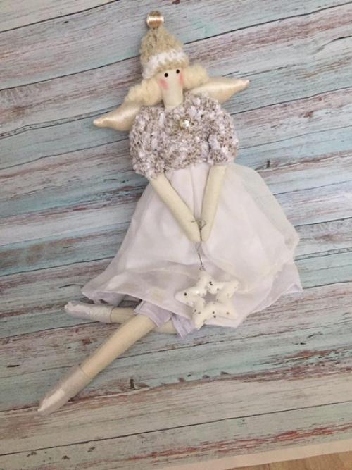 Одним из модных трендов в оформлении интерьера является украшение дома авторскими игрушками ручной работы. 02