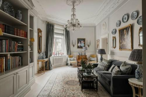 Продолжение просмотра.  Великолепная квартира с антиквариатом в доме 19 века в Швеции. 01