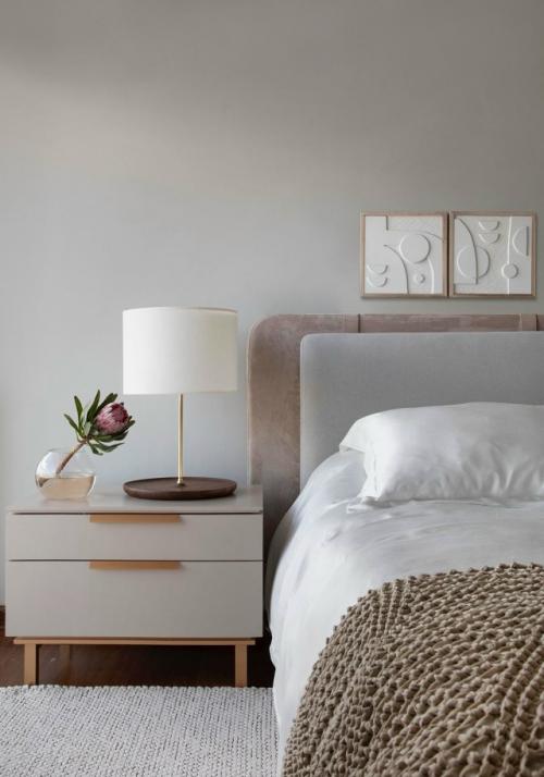 Этот интерьер строится не вокруг трендов, а вокруг любви к предметному дизайну. 03