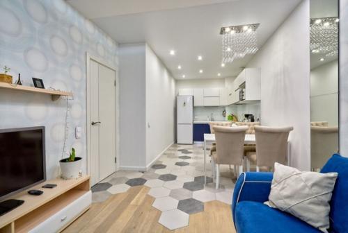 Современный светлый интерьер с яркими синими цветовыми акцентами. 05