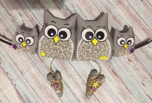 Одним из модных трендов в оформлении интерьера является украшение дома авторскими игрушками ручной работы. 03