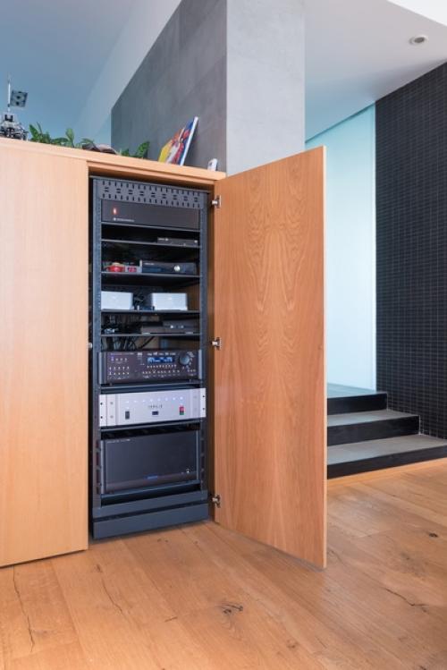 Техника в интерьере - как аккуратно разместить рэковую стойку с AV - оборудованием в гостиной. 02