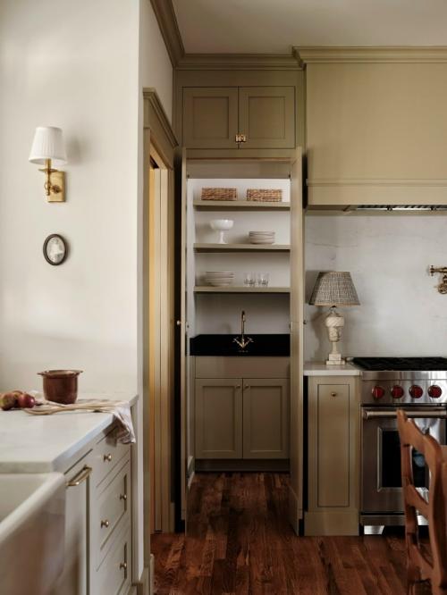 Интерьер загородного дома, который действительно хочется рассматривать - не бегло, а вдумчиво, возвращаясь взглядом к деталям снова и снова. 01