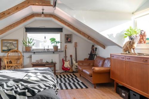 Добро пожаловать в интересный дом в стиле ретро, где Фрида и оскар живут со своими двумя сыновьями. 01