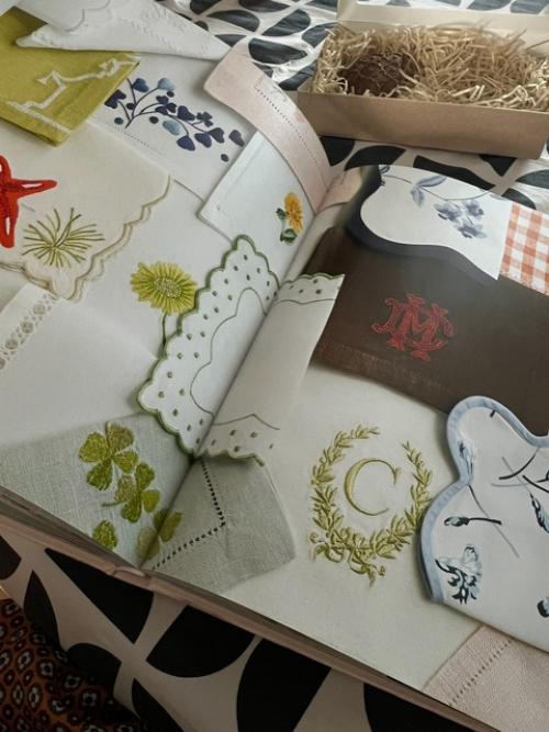 Сервировка стола - это неотъемлемая часть декорирования интерьера, которая позволяет создавать атмосферу и подчеркнуть стиль вашего дома. 03