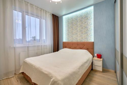 Современный светлый интерьер с яркими синими цветовыми акцентами. 06