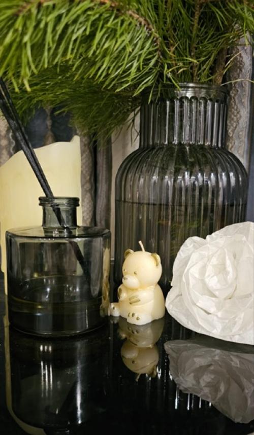 Погрузитесь в атмосферу исключительного уюта с нашей ароматической свечой в деревянной форме с эффектом камина и ароматом благородного кашемира. 01