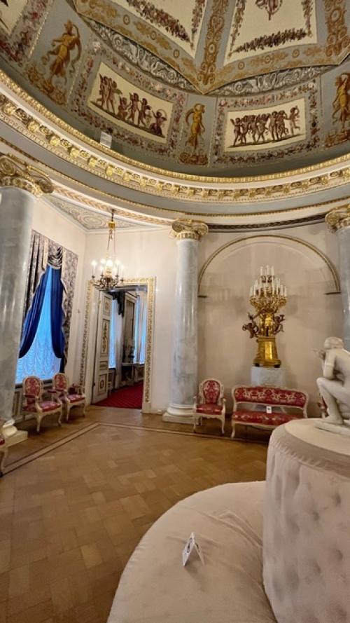 Гуляя по Санкт-петербургу Таисия была поражена отсутствием сигналов тревоги. 08