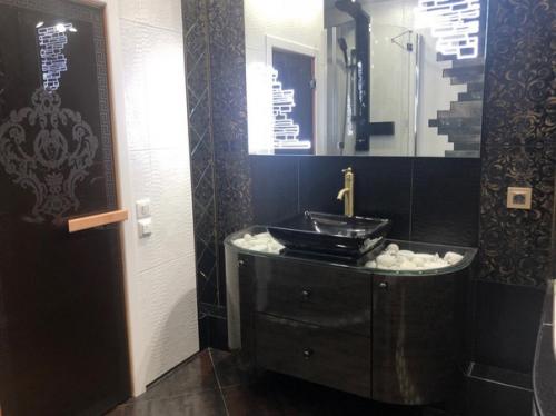 Просторная квартира в темных оттенках. 09