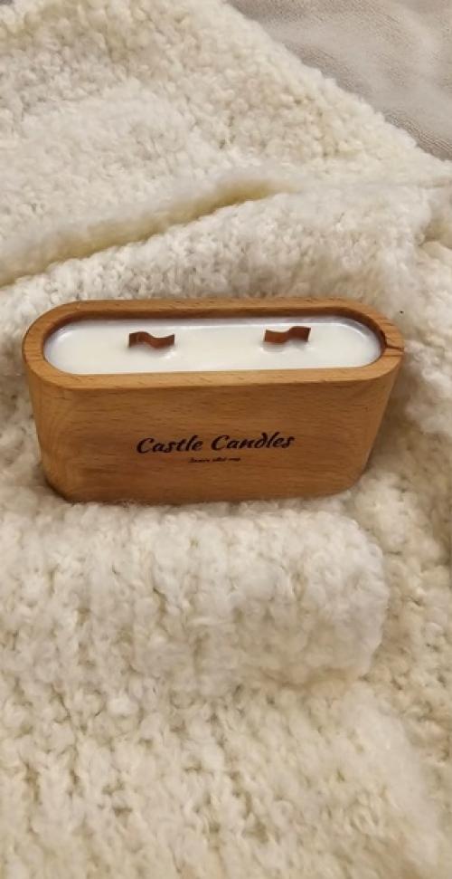 Погрузитесь в атмосферу исключительного уюта с нашей ароматической свечой в деревянной форме с эффектом камина и ароматом благородного кашемира. 02