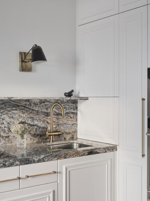 Дизайнеры из студии F17design создали уютный, парижский интерьер в петербуржской квартире на берегу Невы. 03