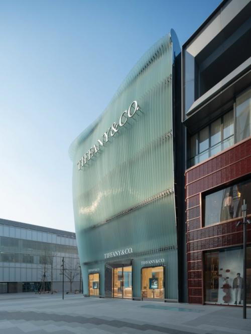 Изогнутая стеклянная завеса скрывает фасад флагманского магазина Tiffany & Co в Пекине, Китай, спроектированного голландской студией Mvrdv. 01