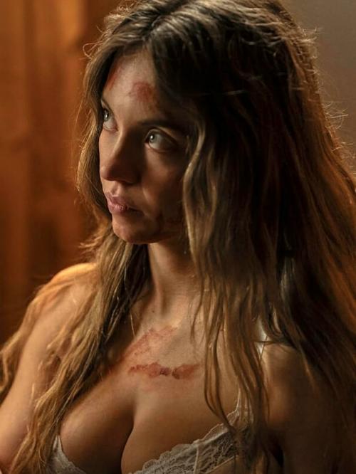 Новый эpoтический триллер, который с первых минут погружает в атмосферу семейных секретов и скрытого напряжения. 

