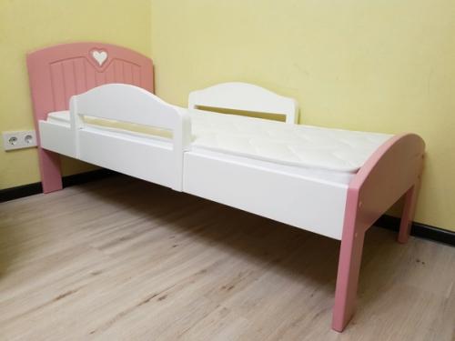 Города сверкают новогодней иллюминацией, магазины - новогодними коллекциями и атрибутами праздника, в квартирах горят огоньки на елках. 04