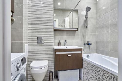 Современный светлый интерьер с яркими синими цветовыми акцентами. 08