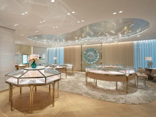 Изогнутая стеклянная завеса скрывает фасад флагманского магазина Tiffany & Co в Пекине, Китай, спроектированного голландской студией Mvrdv. 06