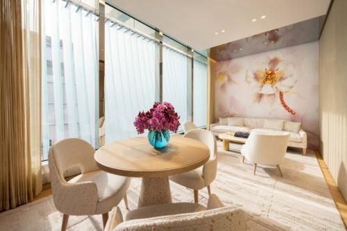 Изогнутая стеклянная завеса скрывает фасад флагманского магазина Tiffany & Co в Пекине, Китай, спроектированного голландской студией Mvrdv. 08