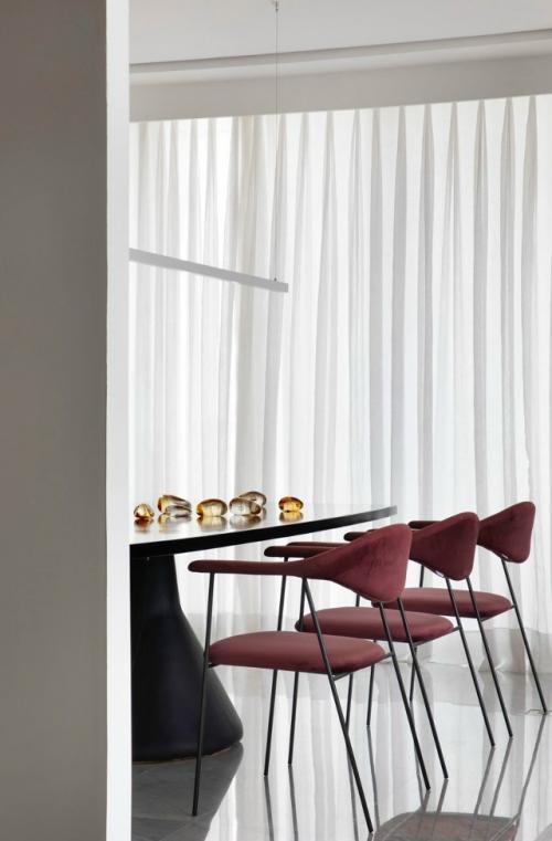 Этот интерьер строится не вокруг трендов, а вокруг любви к предметному дизайну. 04