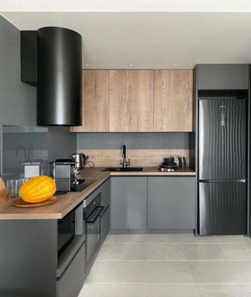 Современный, брутальный интерьер кухни - гостиной в квартире молодого холостяка. 01