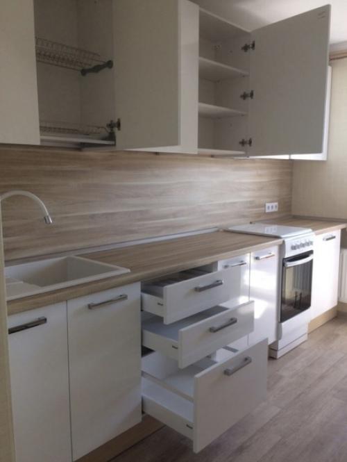 Мы предлагаем вашему вниманию следующую идею дизайна кухонной мебели и незамысловатого интерьера. 02