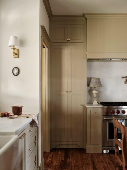 Интерьер загородного дома, который действительно хочется рассматривать - не бегло, а вдумчиво, возвращаясь взглядом к деталям снова и снова. 08