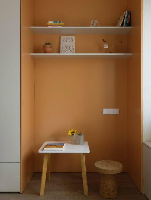 Интерьер для семьи с двумя детьми построен на мягких формах и тактильных материалах. 04