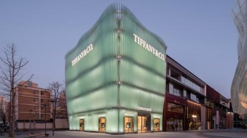 Изогнутая стеклянная завеса скрывает фасад флагманского магазина Tiffany & Co в Пекине, Китай, спроектированного голландской студией Mvrdv.