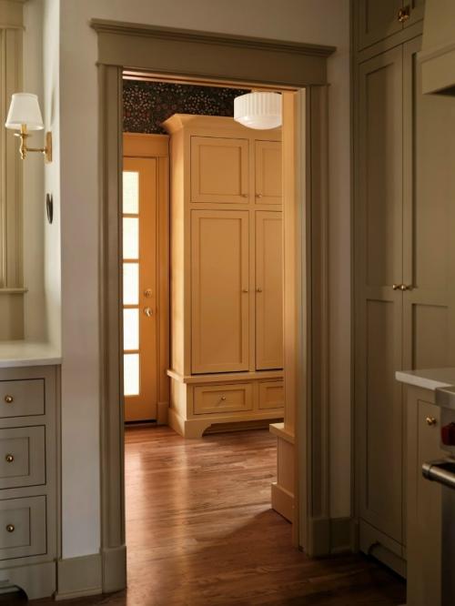 Интерьер загородного дома, который действительно хочется рассматривать - не бегло, а вдумчиво, возвращаясь взглядом к деталям снова и снова. 05