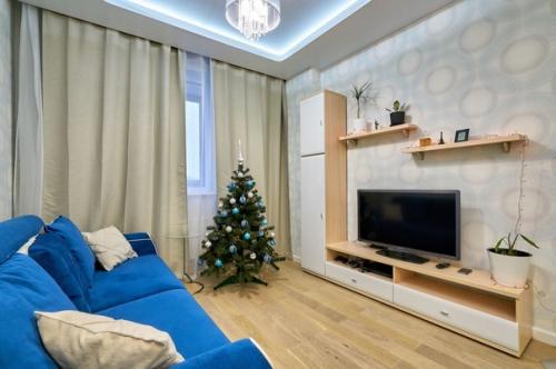 Современный светлый интерьер с яркими синими цветовыми акцентами. 04