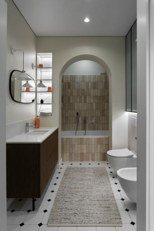 Красивый монохромный интерьер ванной комнаты в квартире в Сталинке, построенной в 50-х годах. 01