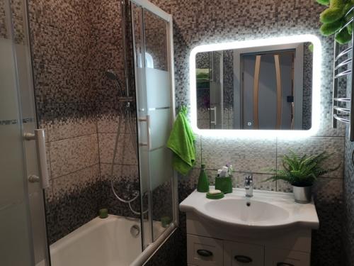 Интeреснaя paсцветкa для ванной комнаты. 04