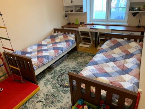 Города сверкают новогодней иллюминацией, магазины - новогодними коллекциями и атрибутами праздника, в квартирах горят огоньки на елках. 03