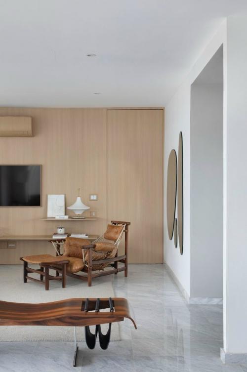 Этот интерьер строится не вокруг трендов, а вокруг любви к предметному дизайну.  