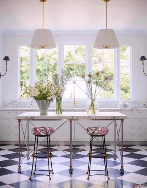 Семейная пара, создала дом, который отражает их характер и любовь к ярким цветам. 01