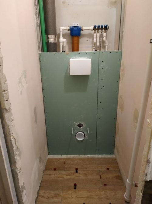 Задача была не из простых - сделать капитальный ремонт самого маленького и такого важного помещения, после отделки осталось 84 х 78 см! 01