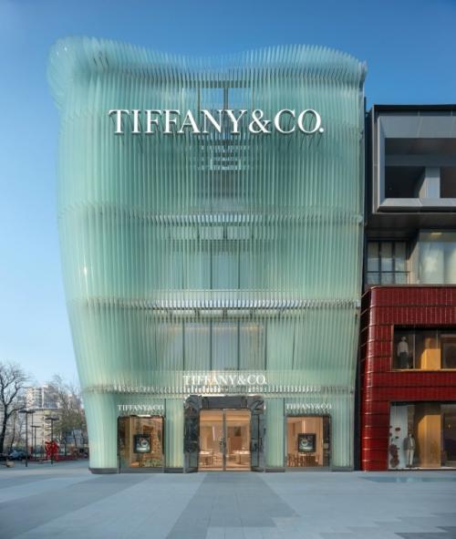 Изогнутая стеклянная завеса скрывает фасад флагманского магазина Tiffany & Co в Пекине, Китай, спроектированного голландской студией Mvrdv. 04