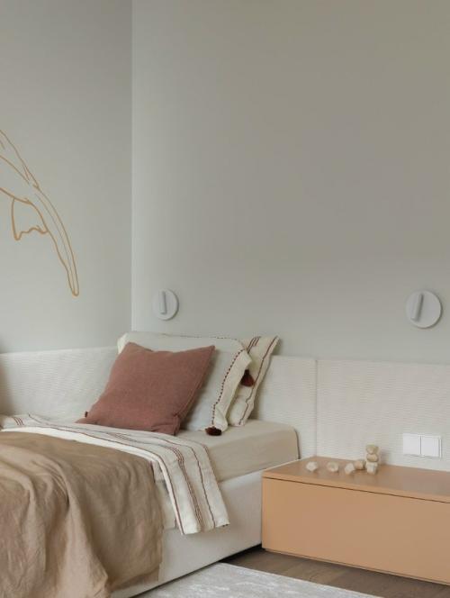 Интерьер для семьи с двумя детьми построен на мягких формах и тактильных материалах. 06