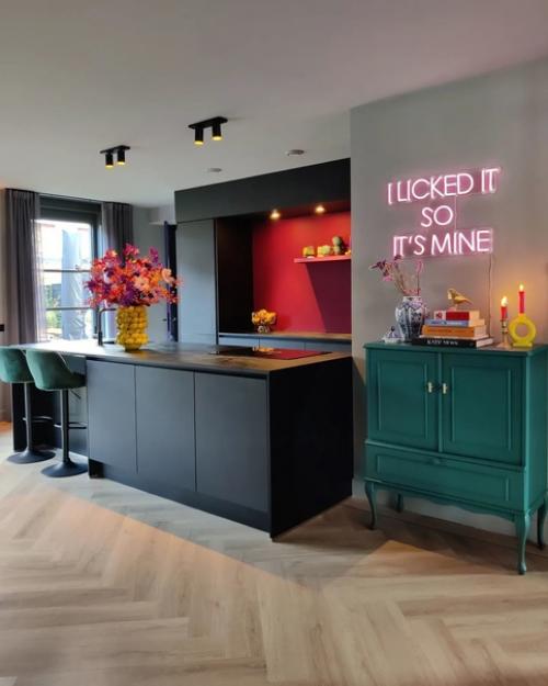 Анне - мари из Нидерландов живет в своем ярком доме с мужем и двумя сыновьями. 02