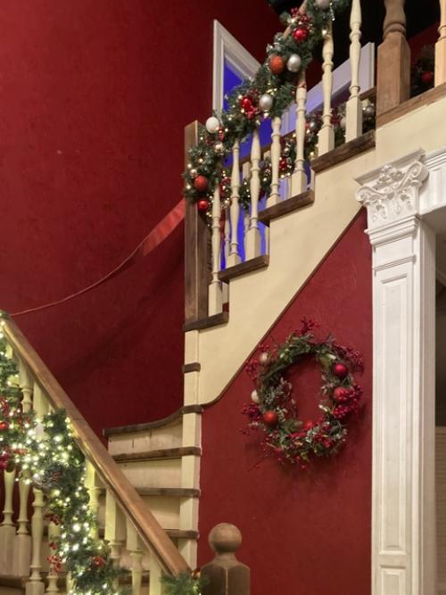 Под занавес новогодних празднеств, в старый новый год, последний отблеск ёлочных игрушек. 01